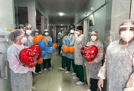 Vida sem Covid-19: Pacientes recebem alta de Hospital de Campanha em Arapiraca