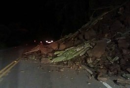 Barreira desaba e bloqueia parte da pista na AL-210, em Palmeira dos Índios, AL