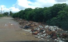 Acumulo de lixo na Canafístula