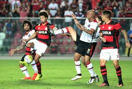Flamengo vence o Atlético-PR e dorme na liderança do Brasileirão