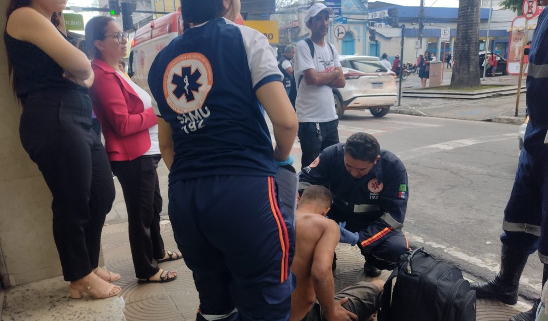Homem é socorrido após ser agredido por populares no centro de Arapiraca
