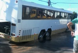 Asfalto cede e ônibus cai em buraco de importante cruzamento de Arapiraca