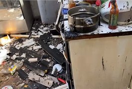 Embriagada, mulher ateia fogo em residência e imóvel fica destruído em Maceió