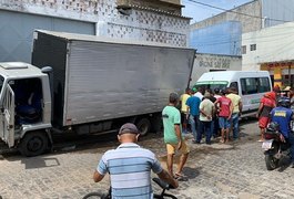 Caminhão e van colidem e causa engavetamento no Sertão alagoano