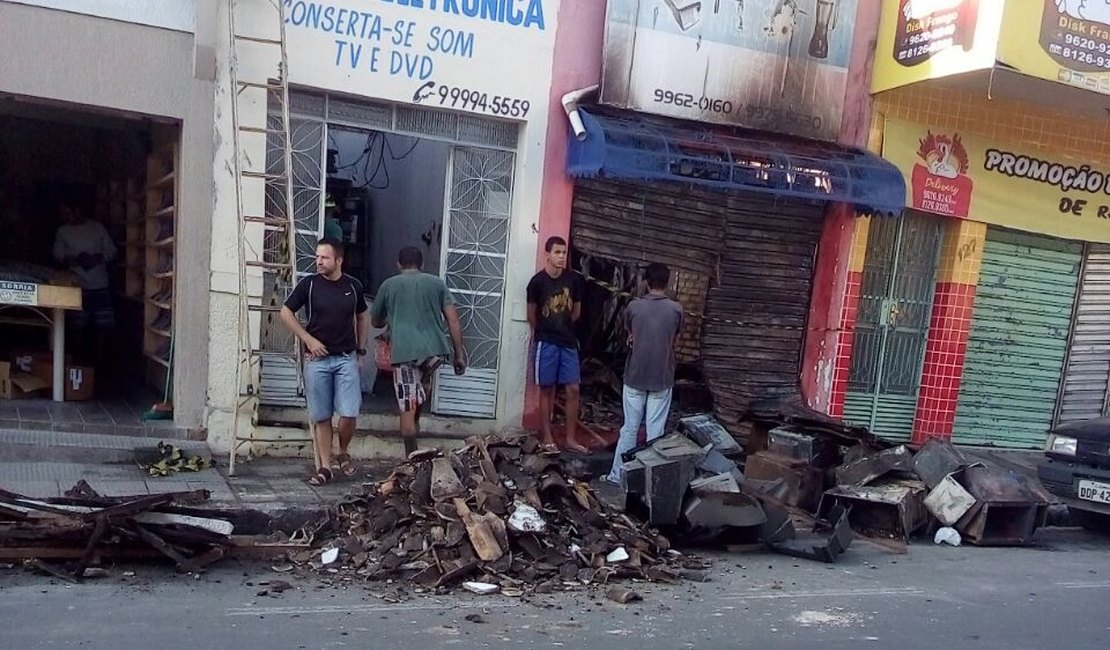 Suposto curto-circuito provoca incêndio em loja, no Centro de Arapiraca