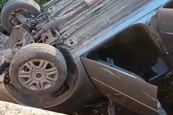 Capotamento de carro deixa duas pessoas feridas em Poço das Trincheiras