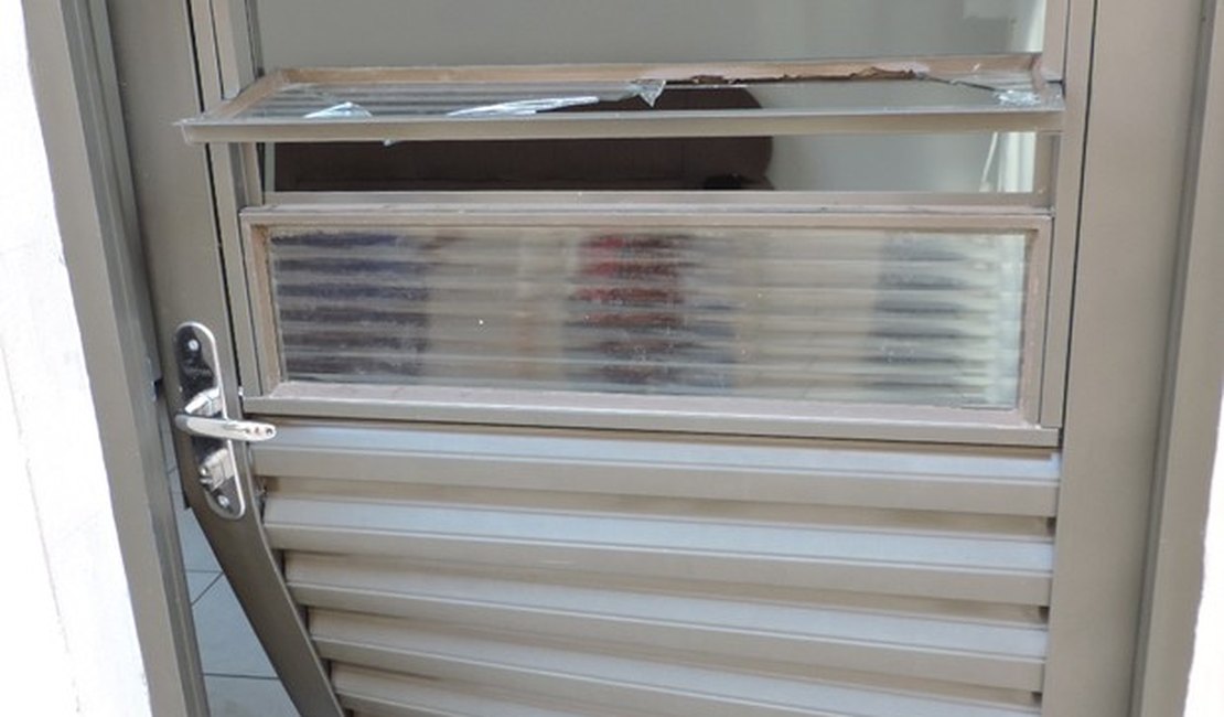 Ex-companheiro invade residência e agride mulher, em Arapiraca