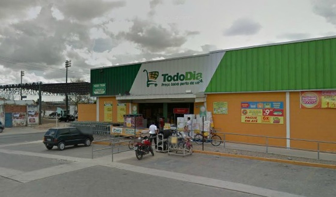 Homem tenta furtar Supermercado Todo Dia e acaba acorrentado por populares