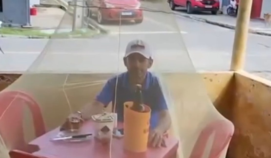 VÍDEO: Cliente de bar usa mosquiteiro para não ser perturbado por moscas em União dos Palmares