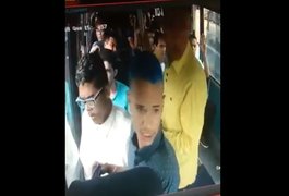 VÍDEO: Homens armados assaltam passageiros de transporte complementar
