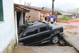 Carro perde freio e invade residência, no interior de Alagoas