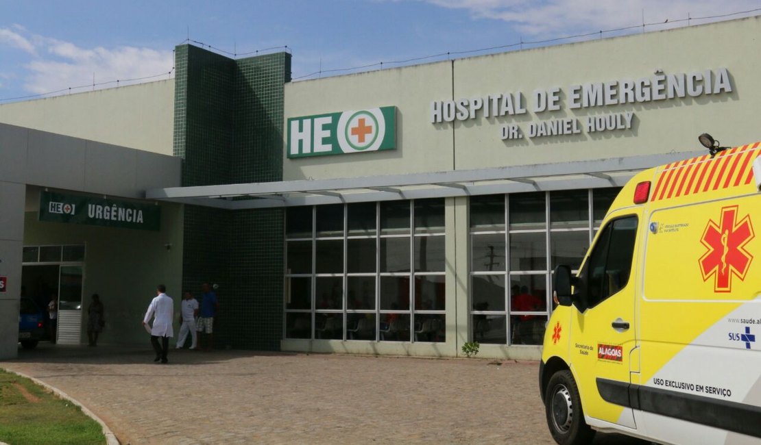 Jovem é socorrido para o Hospital de Emergência após ser atingido por tiros