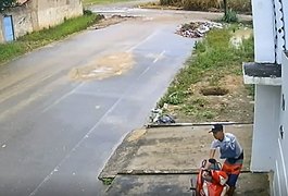Dupla é flagrada, por câmeras de segurança, tentando roubar moto em São Miguel dos Campos