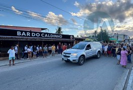 Dezenas de pessoas acompanham sepultamento de Fernando Barbosa, fundador do Bar do Caldinho da Canafístula, em Arapiraca