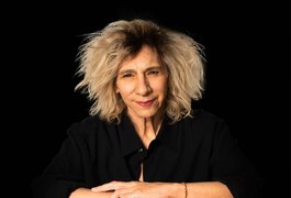 Denise Stoklos apresenta a leitura de um fax para Colombo