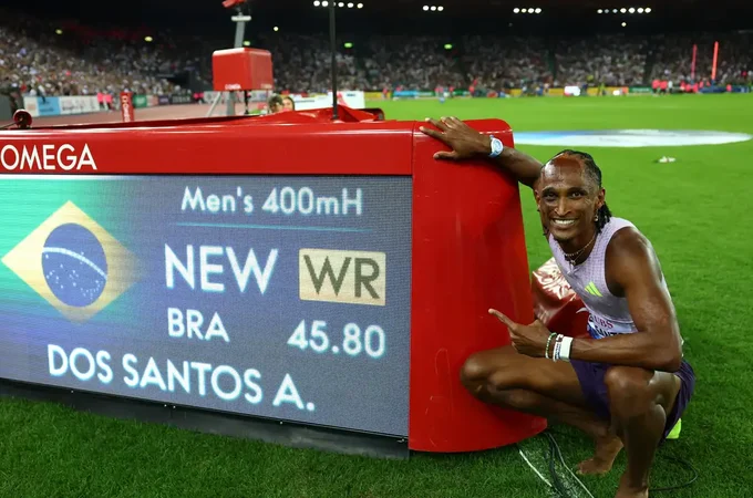 Alison dos Santos quebra recorde mundial dos 400m com barreiras