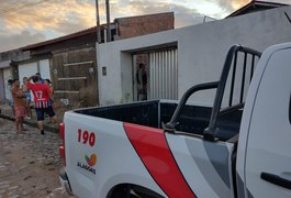 Homem é encontrado morto caído na sala de residência, em Arapiraca