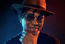 Com carreira repleta de sucessos, cantor alagoano Djavan completa 73 anos