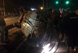 Condutor perde controle de veículo e capota na AL-220 em Arapiraca