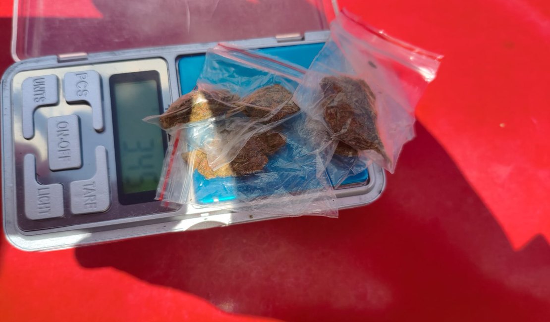 Homem é abordado com maconha durante ronda da PM no bairro Primavera, em Arapiraca