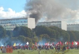 Urgente: dois ministérios são incendiados em Brasília; governo evacua prédios