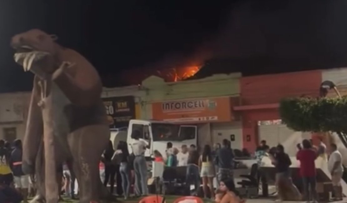 Casa abandonada e dois estabelecimentos comerciais pegam fogo em Maravilha, AL