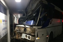 Ônibus desgovernado invade posto de combustíveis e deixa quatro pessoas feridas em Arapiraca