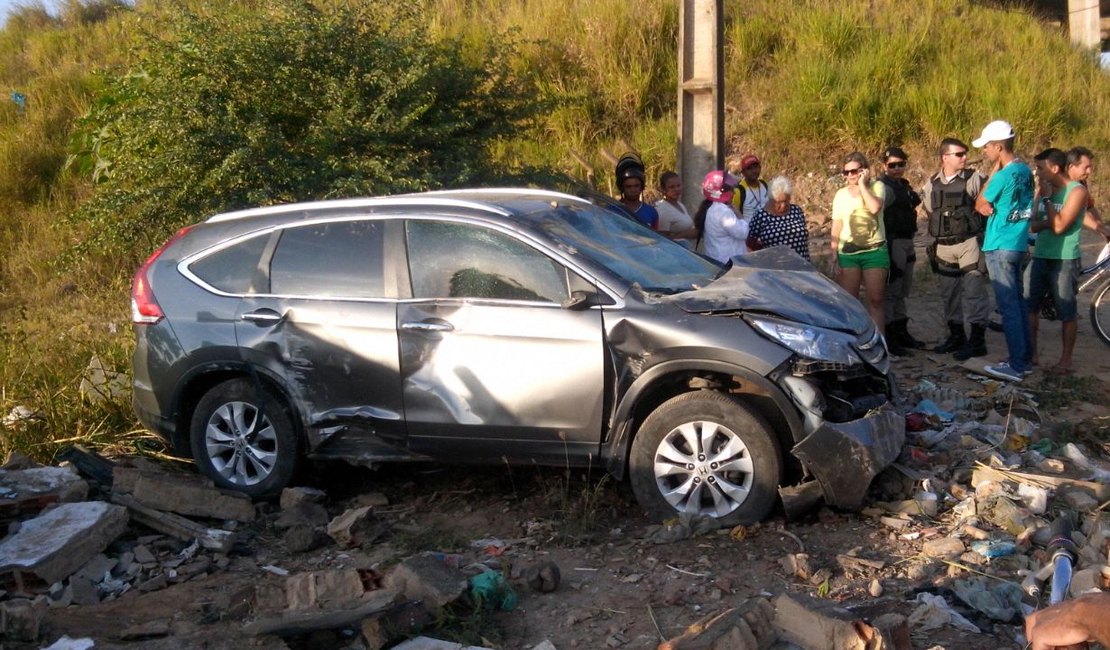 AL 220: mulher perde controle de veículo, sai da pista e bate em muro