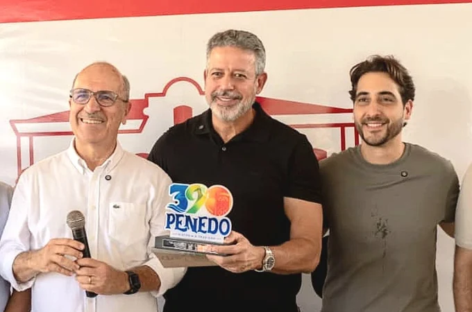 Arthur Lira e Ronaldo Lopes unem forças e deputado leva mais de R$ 7 milhões em obras e equipamentos a Penedo