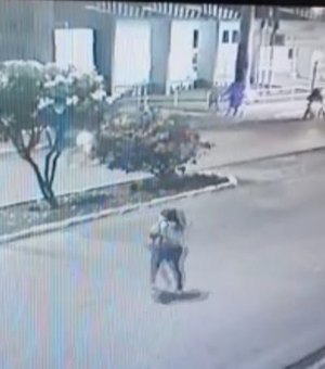 VÍDEO. Estudante é atropelada por motociclista ao atravessar rua enquanto falava ao celular