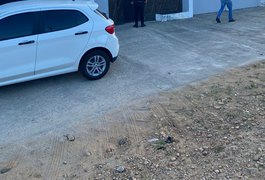 Polícia Civil cumpre mandado em casa de suspeito de participar de homicídio de taxista, em Coruripe
