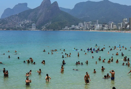 Corpo de piloto do avião que caiu em Copacabana é resgatado