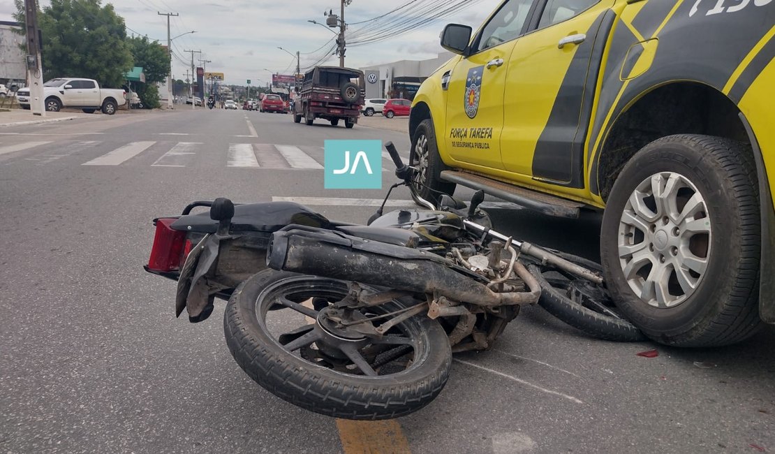 Motociclista sofre escoriações após colidir contra viatura da PM, em Arapiraca