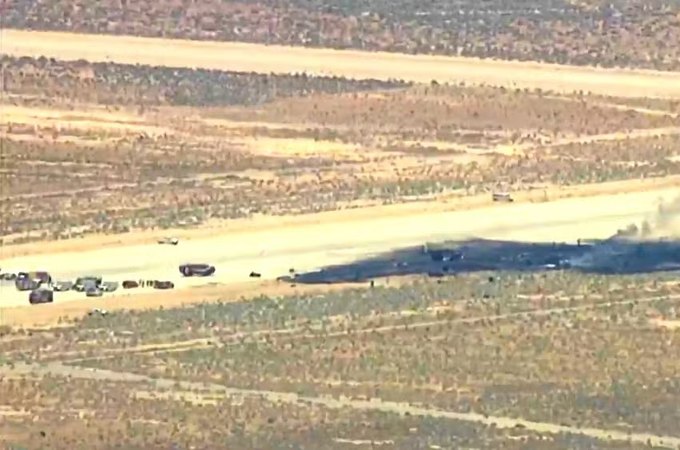 Avião militar americano B-52 cai após decolagem na Base Aérea Edwards, na Califórnia