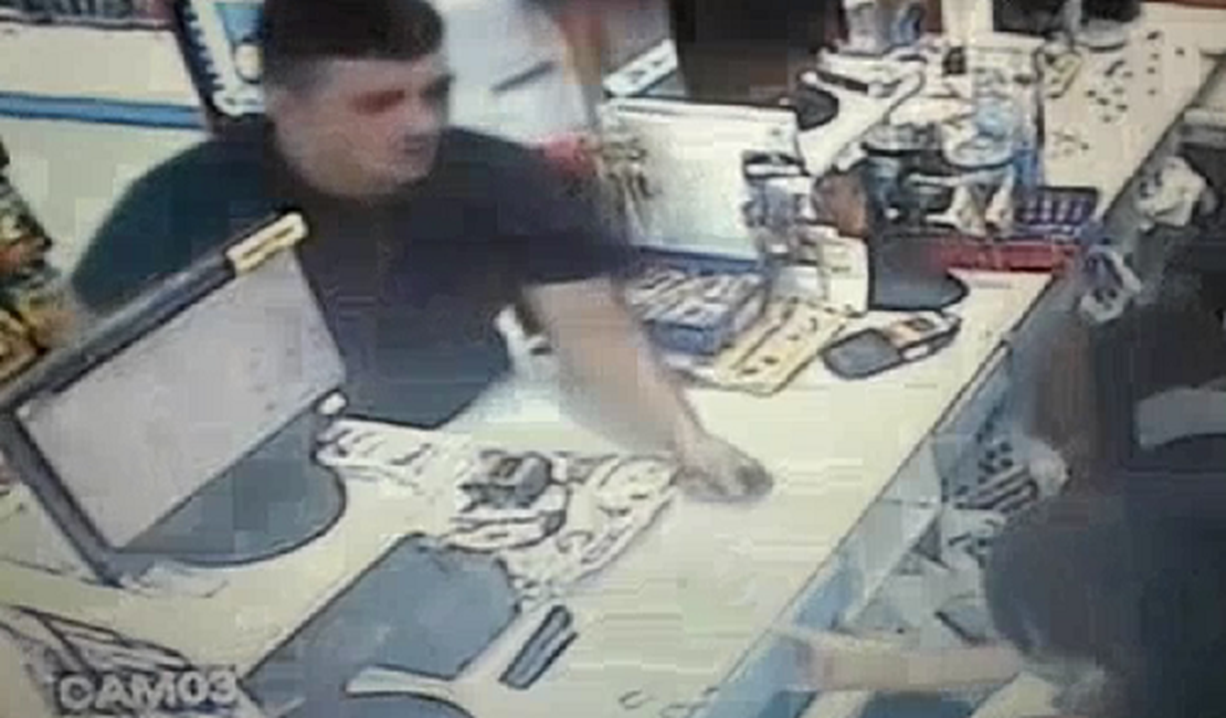 Circuito interno registra momento em que farmácia é assaltada em Arapiraca