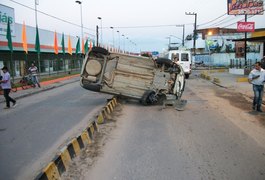 Taxi capota na madrugada desta quarta-feira (28) em Arapiraca