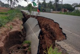 Vídeo. Chuva causa desabamento de parte da AL 485, rodovia que liga Feira Grande a Arapiraca