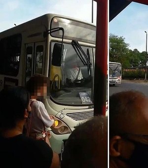 Vídeo. Mulher é flagrada cometendo ato de racismo em terminal de ônibus, em Maceió