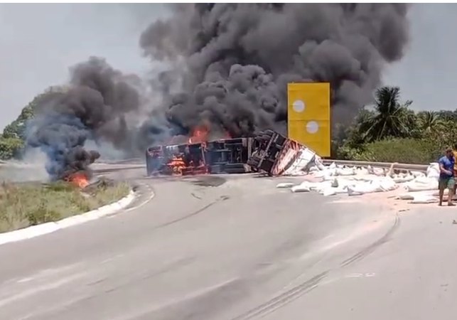 Carreta com carga de ração tomba e pega fogo em Porto Real do Colégio