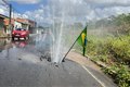 Cano quebrado no meio de via em Arapiraca provoca grande desperdício de água