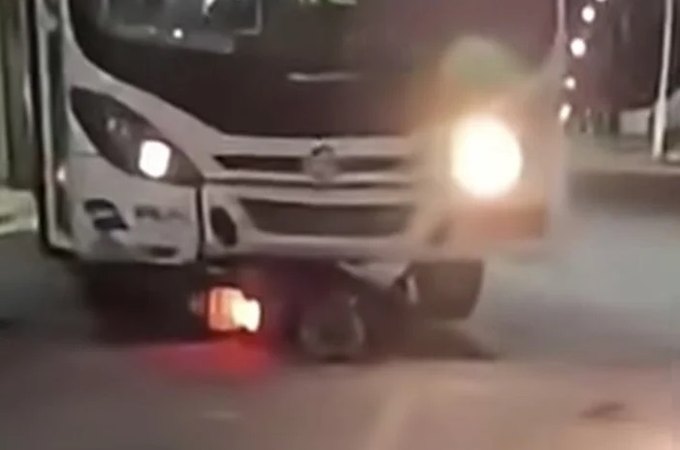 Motociclista sofre ferimentos graves após colisão com ônibus, em Arapiraca