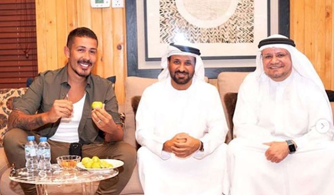 Raio atinge avião que trazia Carlinhos Maia de volta ao Brasil