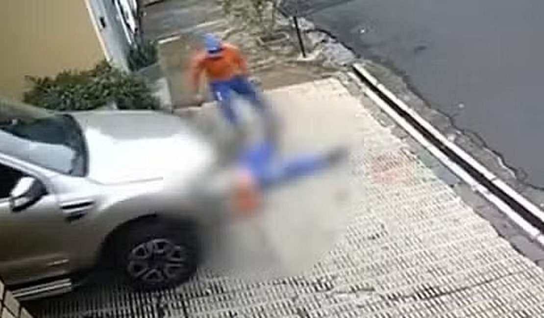 VÍDEO. Gari é atropelado por carro enquanto estava deitado em calçada para descansar