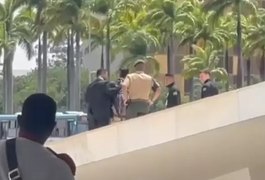 Ciclista invade e sobe a rampa do Palácio do Planalto antes da chegada de embaixadores