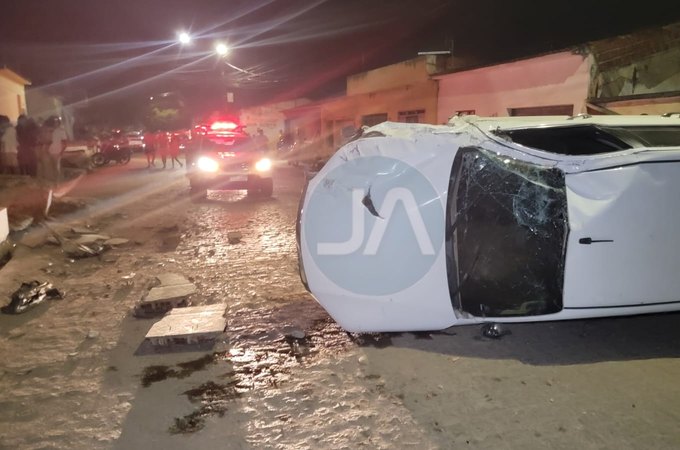 Caminhonete capota após motorista atingir dois veículos e destruir calçada em Arapiraca