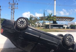 Carro capota e trânsito fica lento na AL-101
