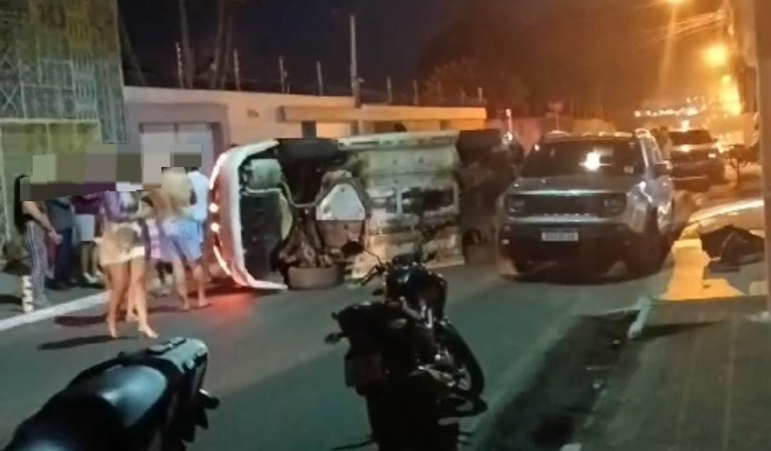 Carro fica virado de lado após capotamento no bairro Capiatã, em Arapiraca