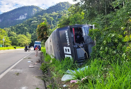 Ônibus tomba na Serra de Petrópolis e deixa pelo menos 20 feridos