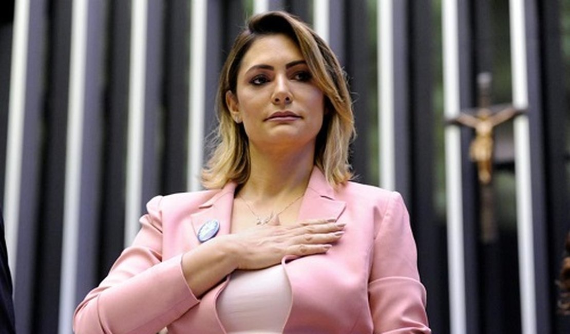 Michelle Bolsonaro recebe alta após internação para cirurgias estéticas