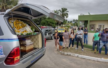 Comoção e tristeza marcam sepultamento de sargento arapiraquense vítima da Covid-19